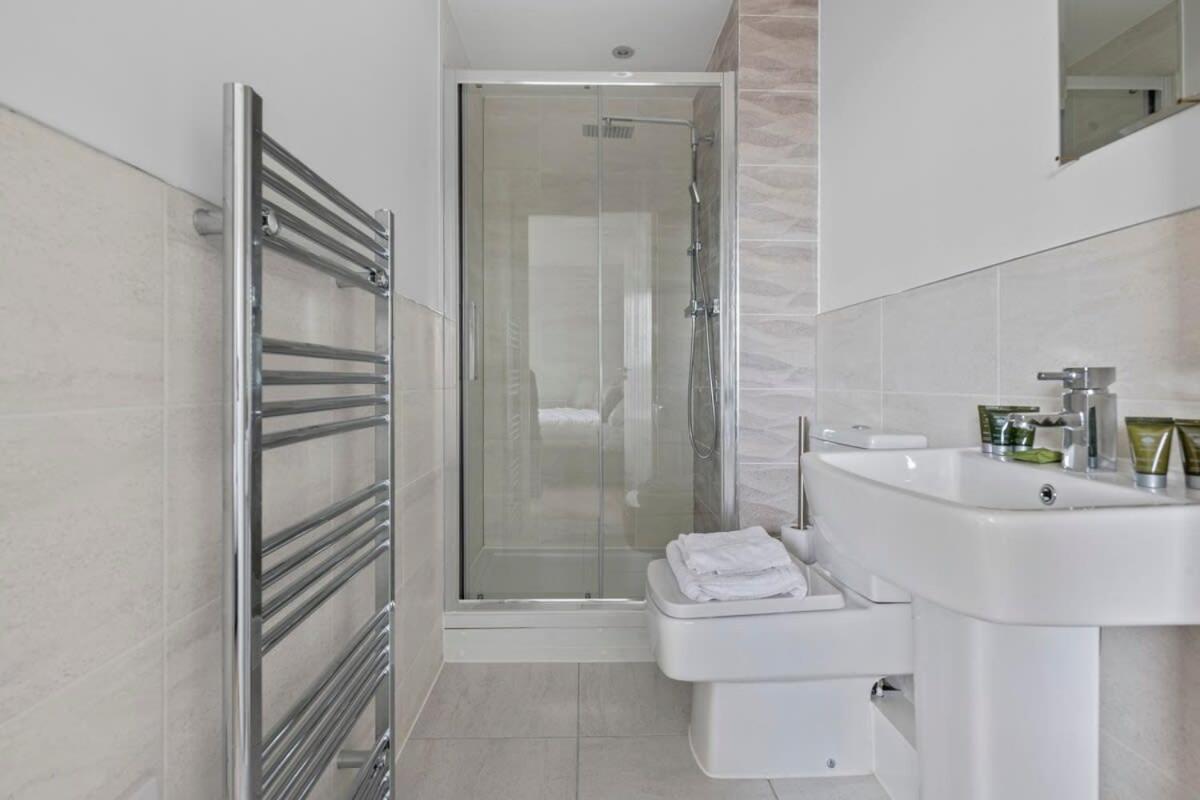 Spacious 1 Bedroom Apartment In A Converted Mill ลีดส์ ภายนอก รูปภาพ