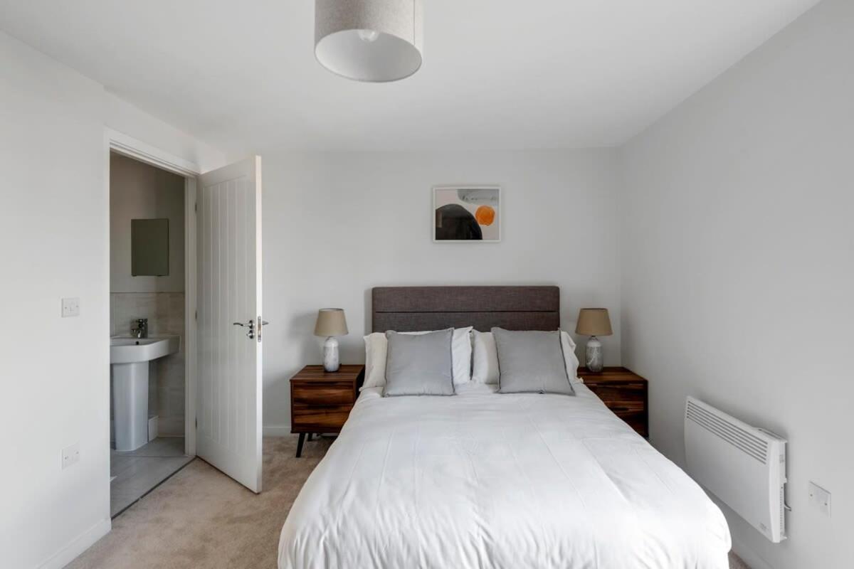 Spacious 1 Bedroom Apartment In A Converted Mill ลีดส์ ภายนอก รูปภาพ