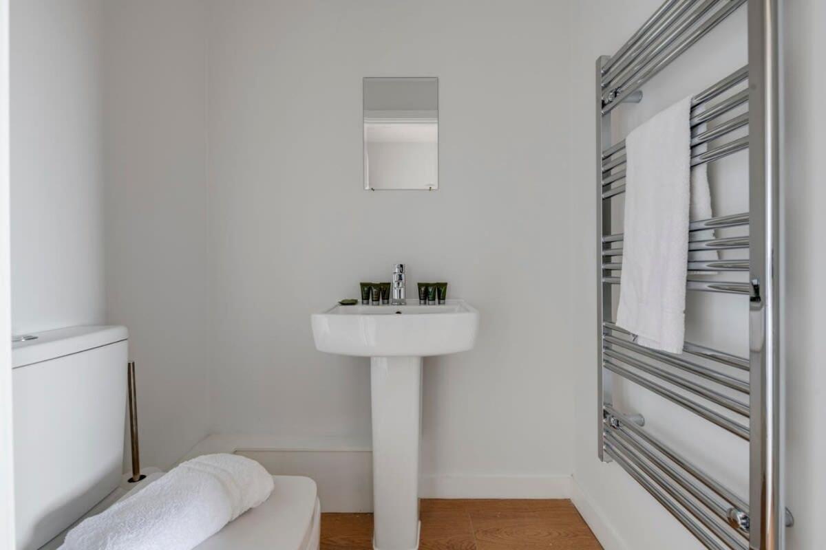 Spacious 1 Bedroom Apartment In A Converted Mill ลีดส์ ภายนอก รูปภาพ