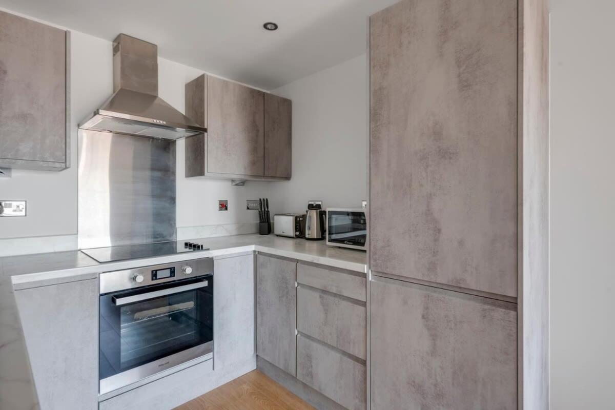 Spacious 1 Bedroom Apartment In A Converted Mill ลีดส์ ภายนอก รูปภาพ