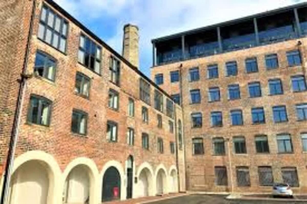 Spacious 1 Bedroom Apartment In A Converted Mill ลีดส์ ภายนอก รูปภาพ