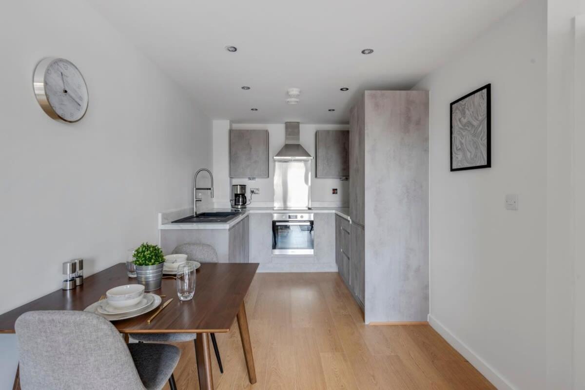 Spacious 1 Bedroom Apartment In A Converted Mill ลีดส์ ภายนอก รูปภาพ